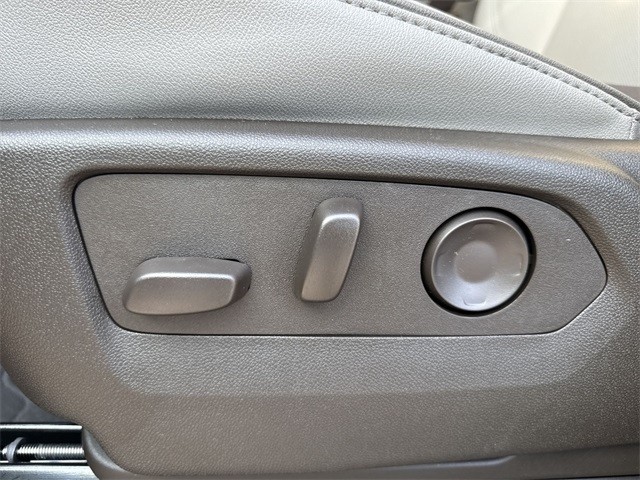 GMC Yukon Vehicle Full-screen Gallery Image 12