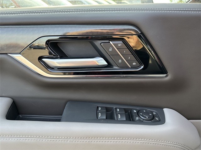 GMC Yukon Vehicle Full-screen Gallery Image 13