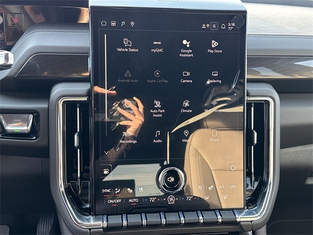 GMC Yukon Vehicle Full-screen Gallery Image 16