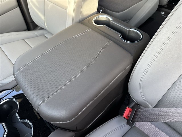 GMC Yukon Vehicle Full-screen Gallery Image 21