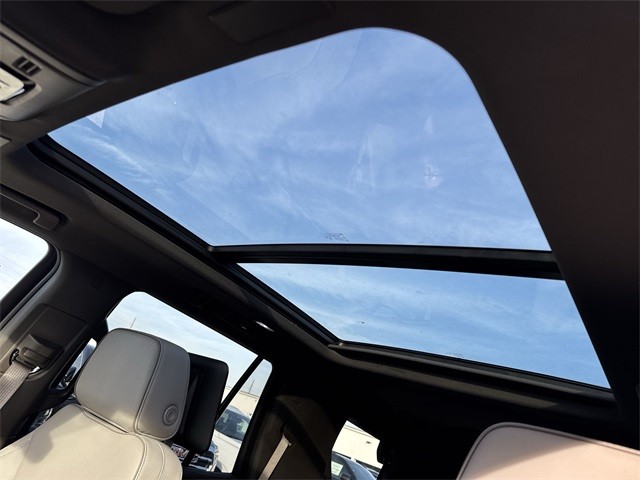 GMC Yukon Vehicle Full-screen Gallery Image 22