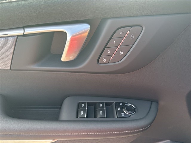 Buick Enclave Vehicle Full-screen Gallery Image 13