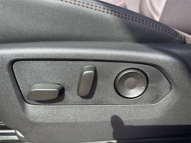 GMC Sierra 1500 Vehicle Full-screen Gallery Image 12