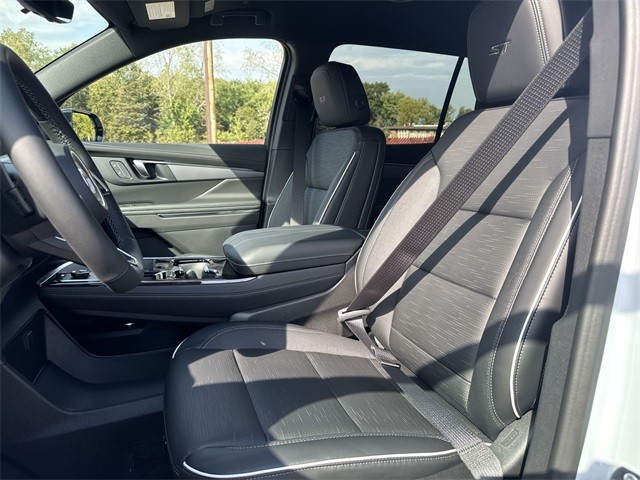 Buick Enclave Vehicle Full-screen Gallery Image 11