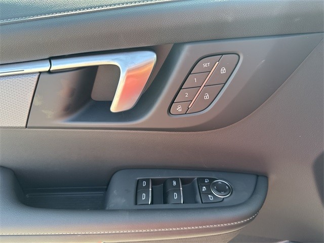 Buick Enclave Vehicle Full-screen Gallery Image 13