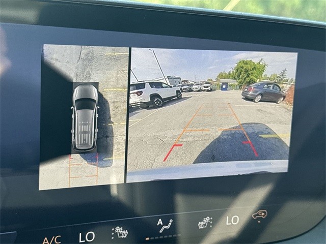 Buick Enclave Vehicle Full-screen Gallery Image 17