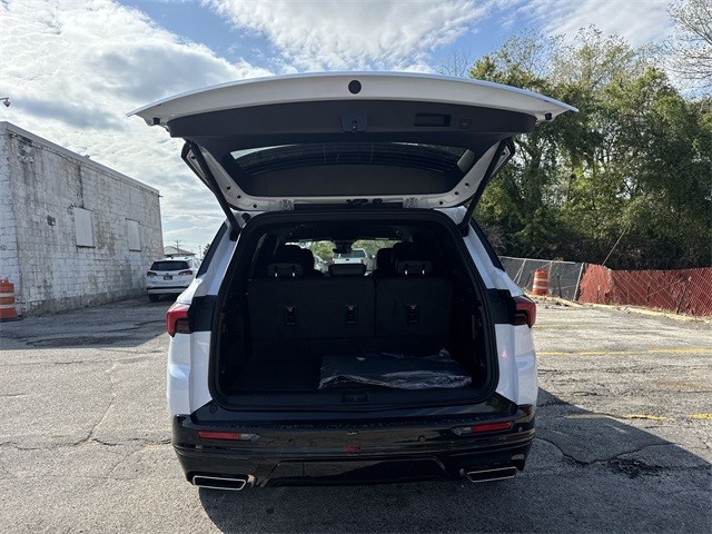 Buick Enclave Vehicle Full-screen Gallery Image 24