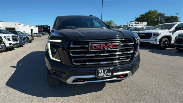 GMC Yukon Vehicle Full-screen Gallery Image 03