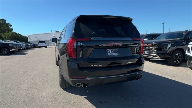 GMC Yukon Vehicle Full-screen Gallery Image 07