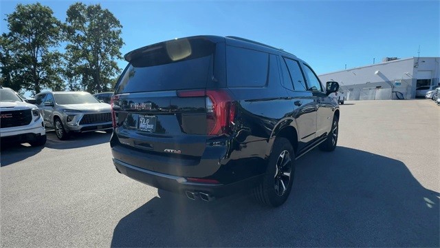 GMC Yukon Vehicle Full-screen Gallery Image 08