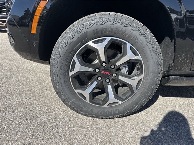 GMC Yukon Vehicle Full-screen Gallery Image 10