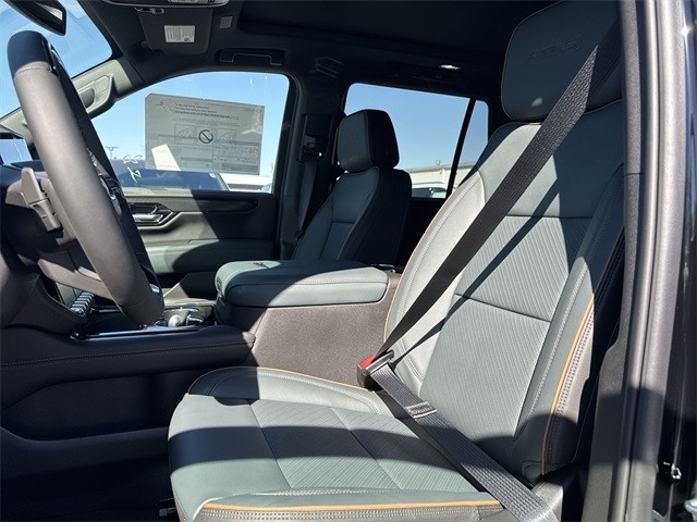 GMC Yukon Vehicle Full-screen Gallery Image 11