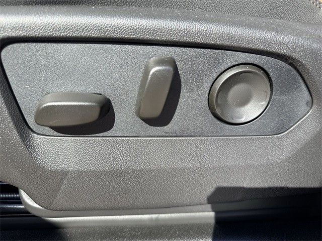 GMC Yukon Vehicle Full-screen Gallery Image 12