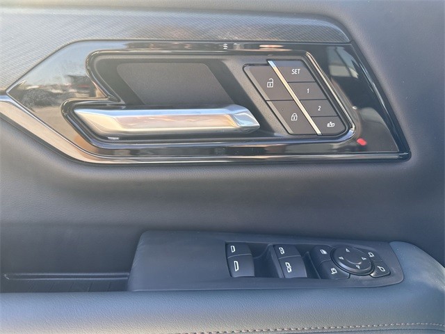 GMC Yukon Vehicle Full-screen Gallery Image 13