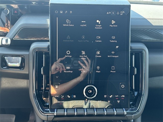 GMC Yukon Vehicle Full-screen Gallery Image 16