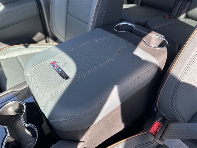 GMC Yukon Vehicle Full-screen Gallery Image 21