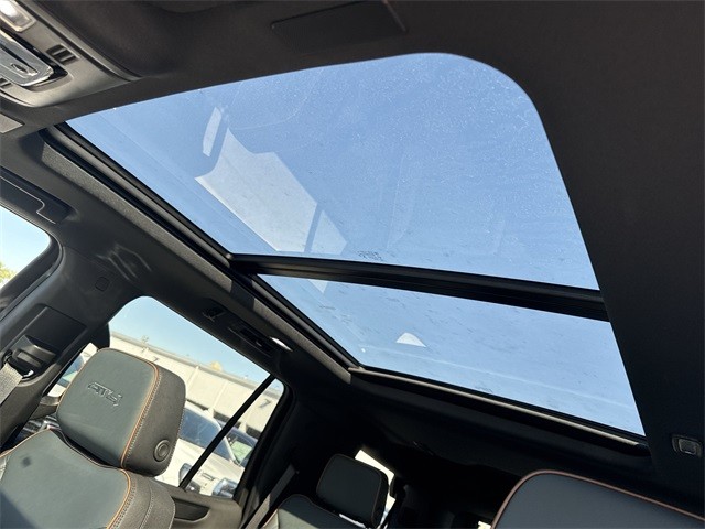 GMC Yukon Vehicle Full-screen Gallery Image 22