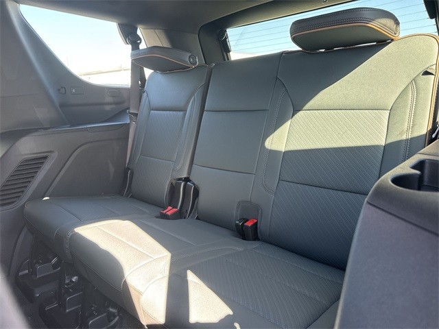 GMC Yukon Vehicle Full-screen Gallery Image 24