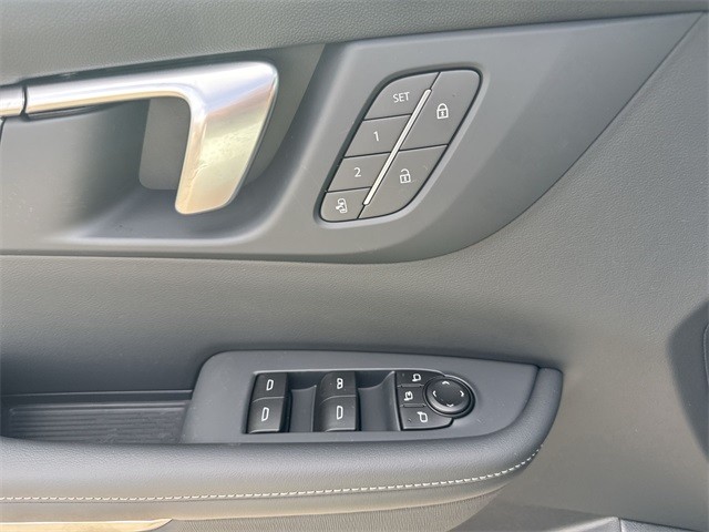 Buick Enclave Vehicle Full-screen Gallery Image 13