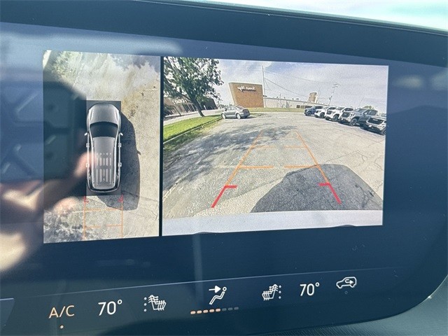 Buick Enclave Vehicle Full-screen Gallery Image 17