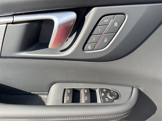 Buick Enclave Vehicle Full-screen Gallery Image 13