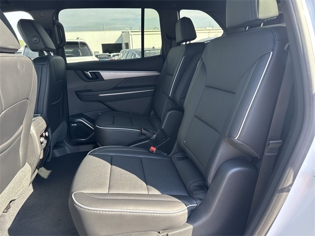 Buick Enclave Vehicle Full-screen Gallery Image 22