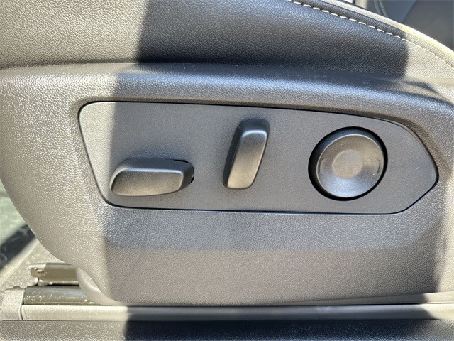 GMC Yukon XL Vehicle Full-screen Gallery Image 12