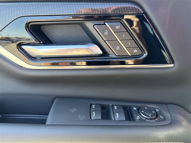 GMC Yukon XL Vehicle Full-screen Gallery Image 13