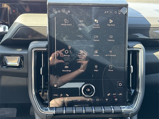 GMC Yukon XL Vehicle Full-screen Gallery Image 16