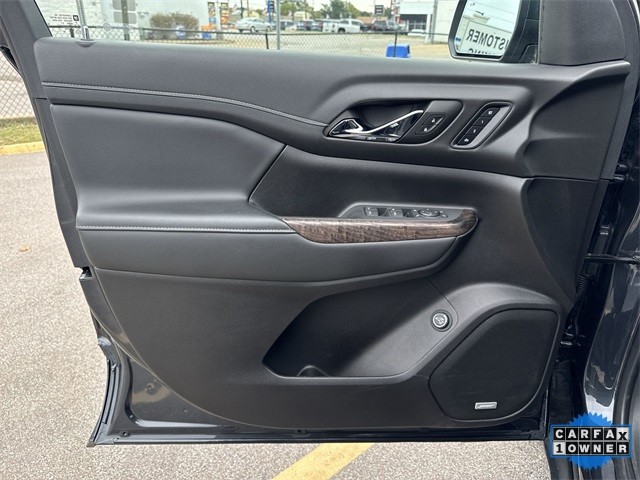 GMC Acadia Vehicle Full-screen Gallery Image 26