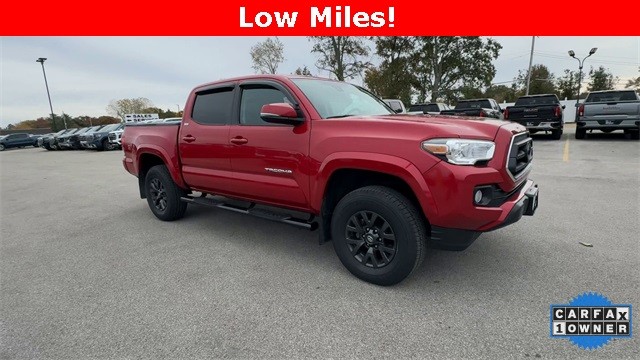 Toyota Tacoma 4WD Vehicle Full-screen Gallery Image 02