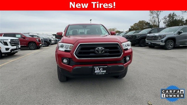 Toyota Tacoma 4WD Vehicle Full-screen Gallery Image 03