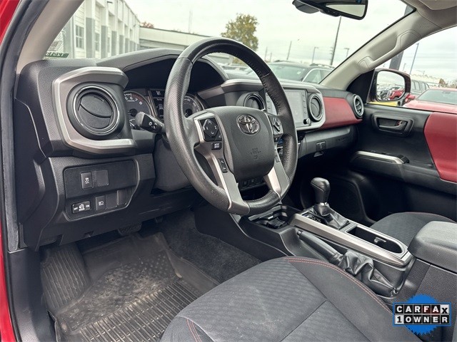 Toyota Tacoma 4WD Vehicle Full-screen Gallery Image 13