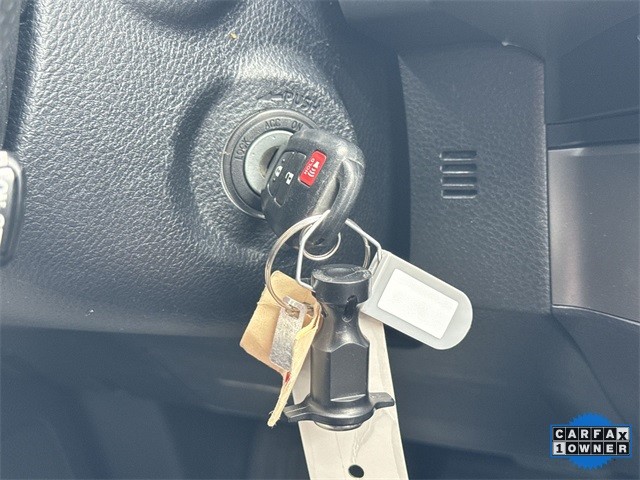 Toyota Tacoma 4WD Vehicle Full-screen Gallery Image 20