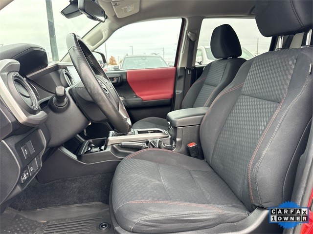 Toyota Tacoma 4WD Vehicle Full-screen Gallery Image 22