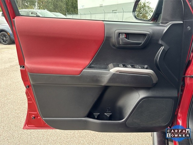 Toyota Tacoma 4WD Vehicle Full-screen Gallery Image 24