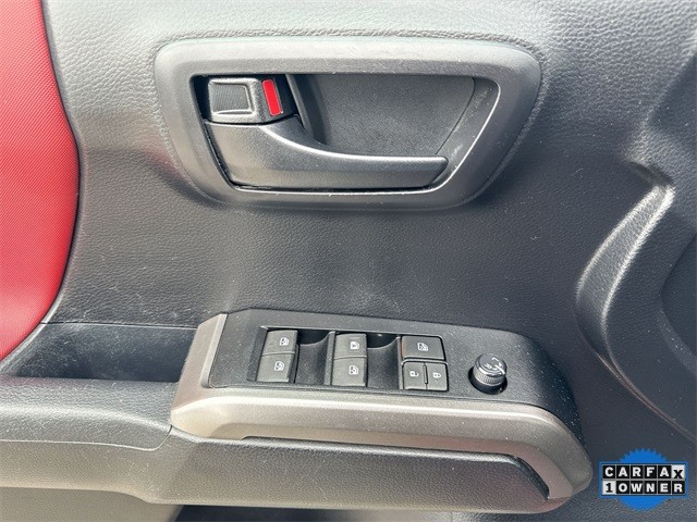 Toyota Tacoma 4WD Vehicle Full-screen Gallery Image 25