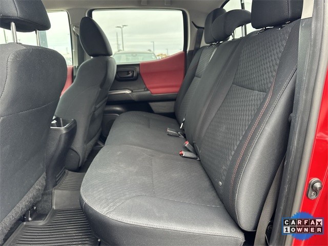 Toyota Tacoma 4WD Vehicle Full-screen Gallery Image 26