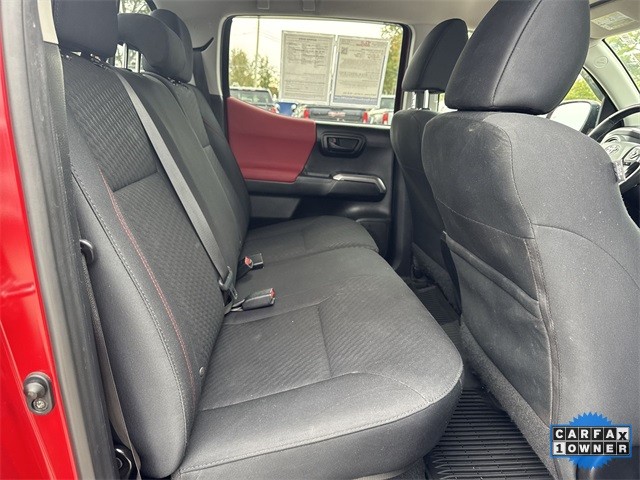 Toyota Tacoma 4WD Vehicle Full-screen Gallery Image 28