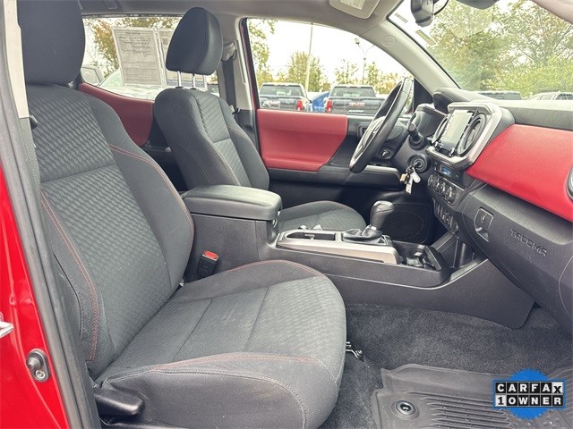 Toyota Tacoma 4WD Vehicle Full-screen Gallery Image 29