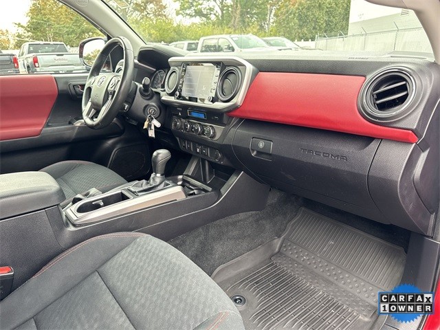 Toyota Tacoma 4WD Vehicle Full-screen Gallery Image 30