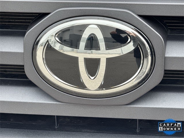 Toyota Tacoma 4WD Vehicle Full-screen Gallery Image 32