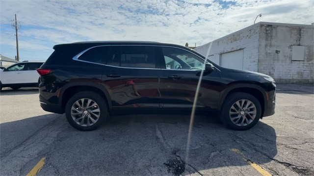 Buick Enclave Vehicle Full-screen Gallery Image 09