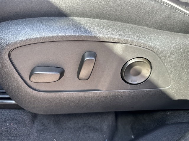 Buick Enclave Vehicle Full-screen Gallery Image 12