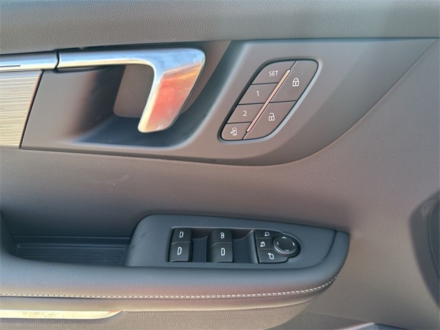 Buick Enclave Vehicle Full-screen Gallery Image 13