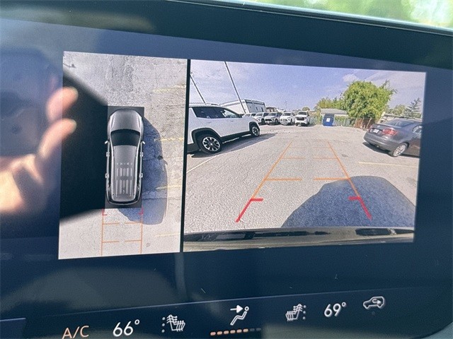 Buick Enclave Vehicle Full-screen Gallery Image 17