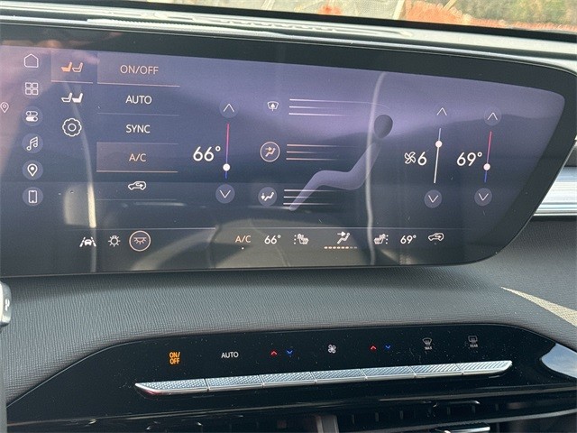 Buick Enclave Vehicle Full-screen Gallery Image 19