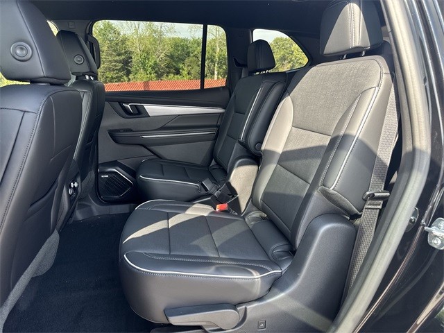 Buick Enclave Vehicle Full-screen Gallery Image 22