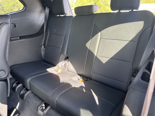 Buick Enclave Vehicle Full-screen Gallery Image 23