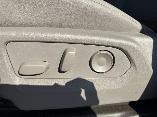 GMC Sierra 1500 Vehicle Full-screen Gallery Image 12